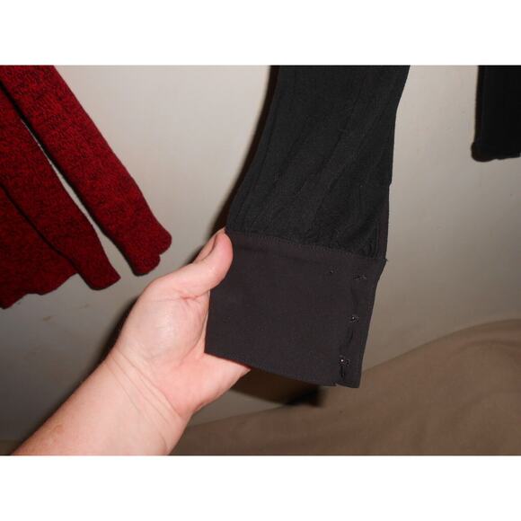 White House Black Market Jet Black V-Neck Top Pullover Ruffled Neckline Cuffed M - Picture 4 of 6